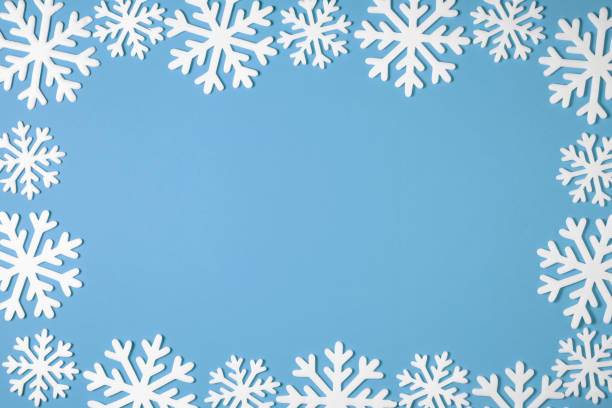 armação de borda de natal floco de neve sobre fundo azul. xmas mínima com textura espaço de cópia. vista superior - snow fake snow isolated christmas ornament - fotografias e filmes do acervo