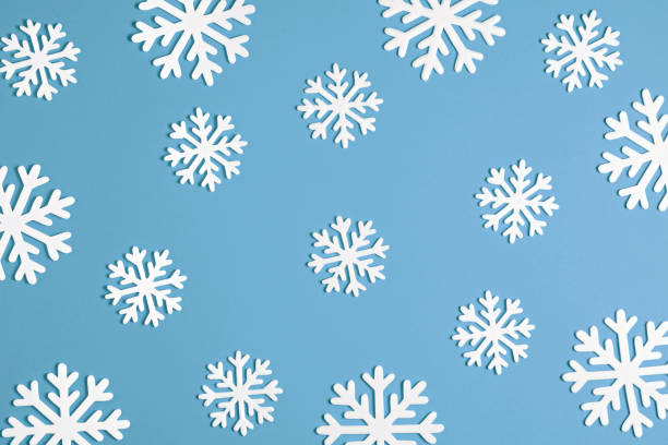 fiocco di neve natalizio su sfondo rosa. visualizzazione superiore texture minima di natale - fake snow foto e immagini stock