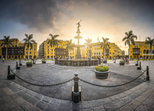 antica piscina di ferro della piazza principale di lima, perù. - perù foto e immagini stock