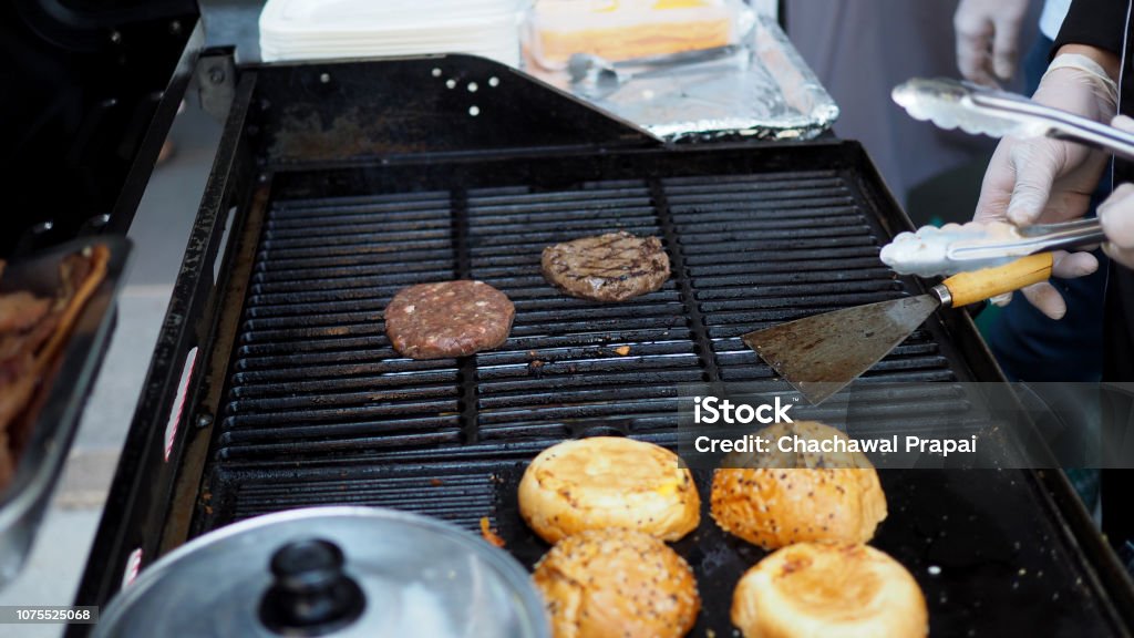 Eine Vorbereitung der Burger Rindfleisch Grillen auf ein heißes Gas Herd. - Lizenzfrei Brotsorte Stock-Foto