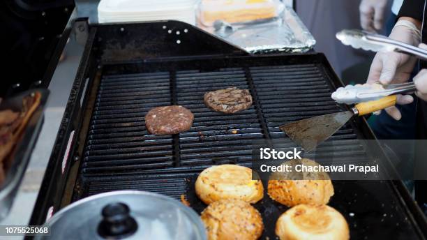 Eine Vorbereitung Der Burger Rindfleisch Grillen Auf Ein Heißes Gas Herd Stockfoto und mehr Bilder von Brotsorte