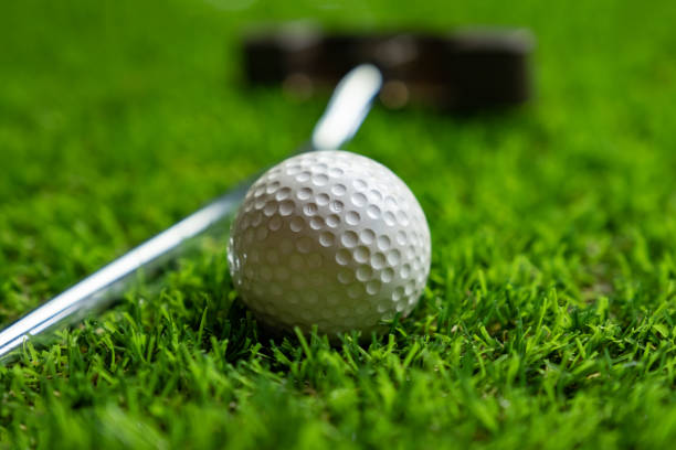 pallina da golf sull'erba - simulatore foto e immagini stock