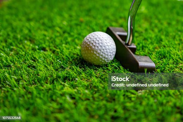 Golf Ball Auf Gras Stockfoto und mehr Bilder von Simulator - Simulator, Golf, Einlochen - Golf