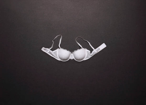 soutien-gorge sur tableau noir - bra lingerie clothesline underwear photos et images de collection