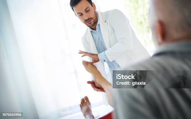 Knöchelprüfung Stockfoto und mehr Bilder von Arzt - Arzt, Knöchel, Schmerz