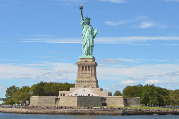 la statue de la liberté, new york - statue liberty statue of liberty ellis island photos et images de collection