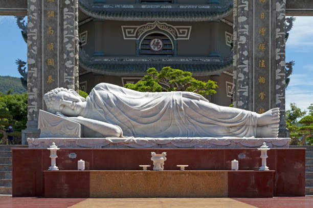 leżący budda w linh ung pagoda, da nang - reclining buddha zdjęcia i obrazy z banku zdjęć