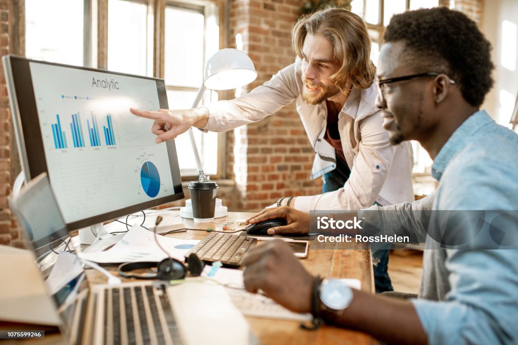 Mitarbeiter arbeiten mit Analytics im Büro - Lizenzfrei Analysieren Stock-Foto