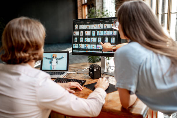 reihe von fotografen, die auf dem computer im studio arbeiten - version 2 fotos stock-fotos und bilder