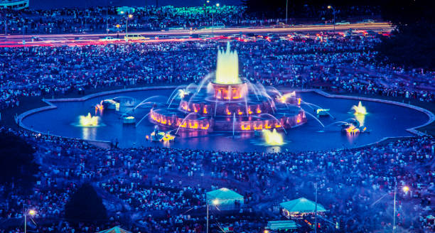 buckingham çeşmesi, chicago chicago fest tadına - grant park stok fotoğraflar ve resimler