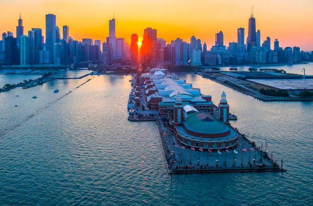 molo della marina di chicago, tramonto - chicago skyline illinois downtown district foto e immagini stock