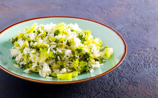 Plato de arroz, brécol y pimienta - foto de stock