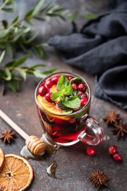 gorące pikantne żurawina grzane wino lub żurawina herbata - mulled wine christmas tea heat zdjęcia i obrazy z banku zdjęć