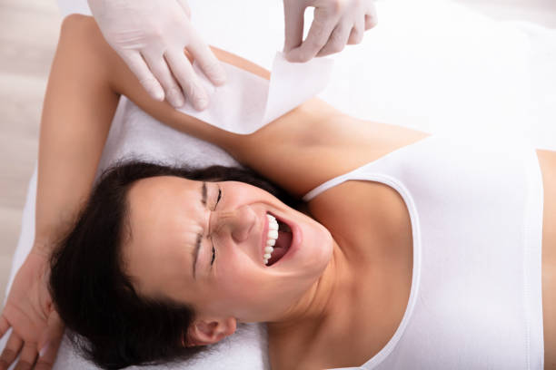 mujer va a través del procedimiento de eliminación de pelo de axila - waxing armpit women beauty treatment fotografías e imágenes de stock