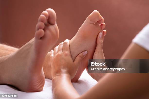 Therapeuten Geben Fußmassage Für Den Menschen Stockfoto und mehr Bilder von Fuß - Anatomiebegriff - Fuß - Anatomiebegriff, Massieren, Reflexzonenmassage