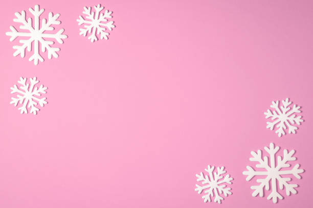 armação de borda de natal floco de neve no fundo rosa. textura mínima de natal com espaço de cópia. vista superior - snow fake snow isolated christmas ornament - fotografias e filmes do acervo