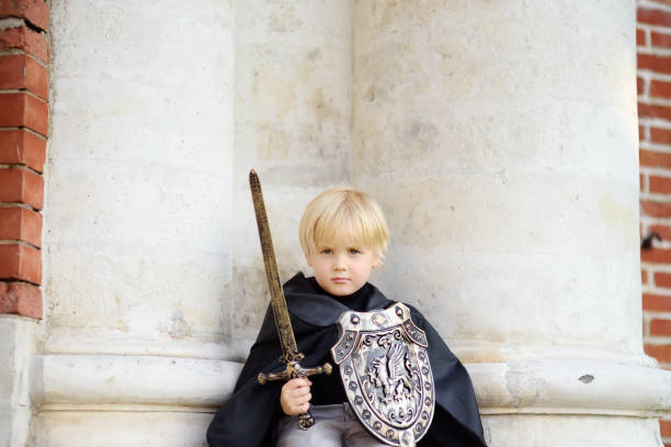 ritratto di un bambino carino vestito da cavaliere medievale - cavalier foto e immagini stock