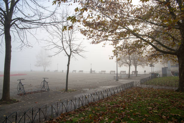 nevoeiro nevoeiro wheather no outono da cidade de ioannina temporada grécia - street light fog morning country road - fotografias e filmes do acervo