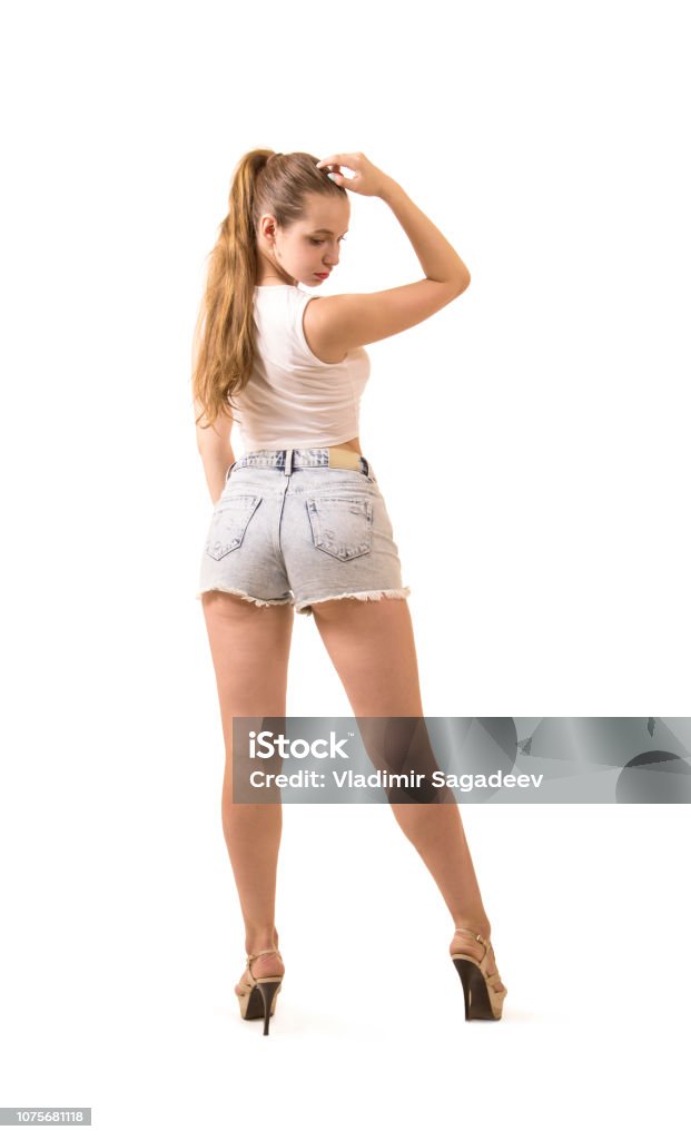 Hermosa Chica Shorts Y Top Posando En El Estudio Foto de stock y banco de imágenes de Adulto iStock