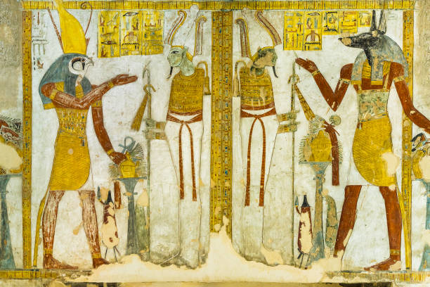 pintura de los dioses egipcios horus y anubis en una tumba - diosa de la justicia y de la verdad fotografías e imágenes de stock