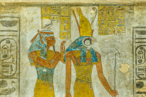 pintura de la diosa egipcia maat y el dios horus - diosa de la justicia y de la verdad fotografías e imágenes de stock