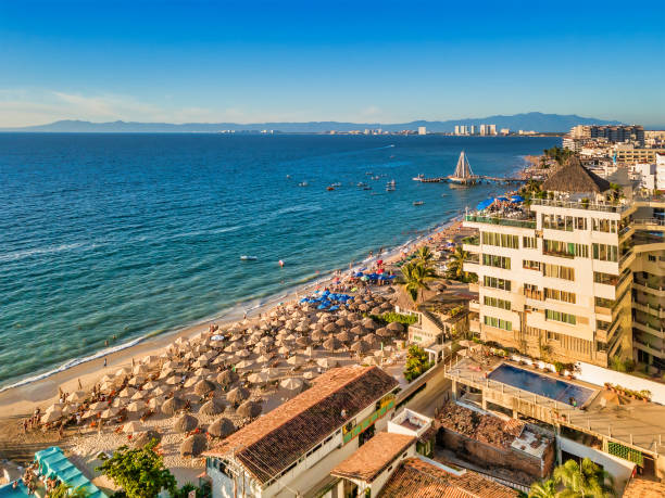 vista aérea da praia de los muertos, a praia mais popular em puerto vallarta, jalisco, méxico. - beach tourist resort mexico tropical climate - fotografias e filmes do acervo