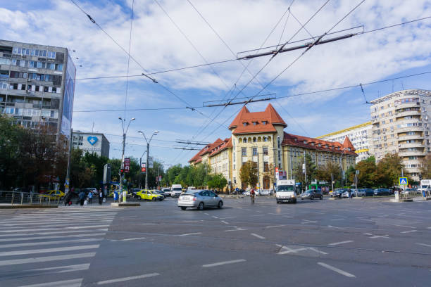 krajobraz miejski w bukareszcie - crossing east driving transportation zdjęcia i obrazy z banku zdjęć