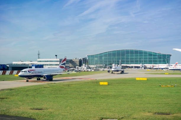 airplanes taxiing in the runway - heathrow airport imagens e fotografias de stock