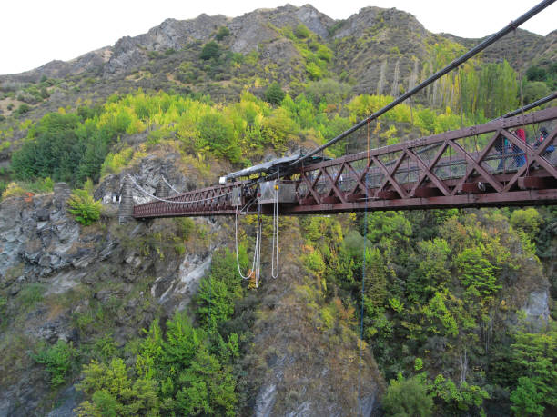 pont de kawarau saut à l’élastique en nouvelle-zélande - kawarau river photos et images de collection