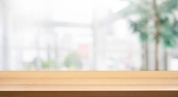 mesa de madera superior en desenfoque de edificio de oficinas de vidrio blanco pared fondo forma. para montaje producto exhibición y diseño visual clave - solar collector fotos fotografías e imágenes de stock