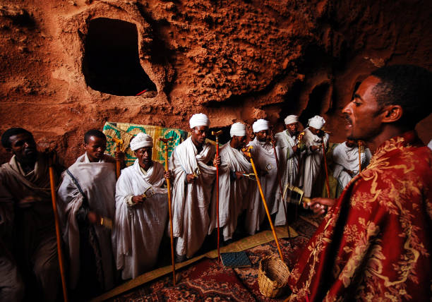 lalibela, etiopía, 14 de junio de 2009: grupo de sacerdotes cantando plegarias tallada en la roca interior - rock hewn church fotografías e imágenes de stock