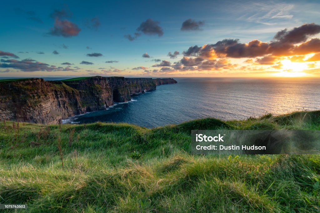 Klippen von Moher bei Sonnenuntergang - Lizenzfrei Klippe Stock-Foto