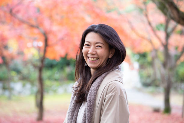 automne bénéficiant de belle femme japonaise - women autumn beauty in nature smiling photos et images de collection