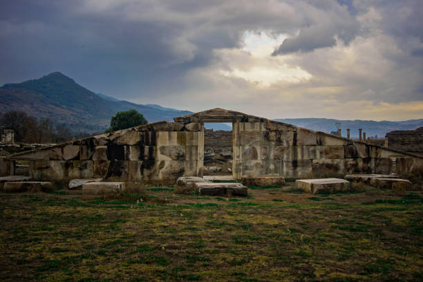 ciudad antigua de magnesia, detalle de la puerta. magnesio y maeandrum. manisa, turquía. - column gate classical greek roof fotografías e imágenes de stock