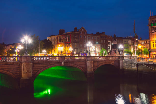 мост о'коннелл и река лиффи в дублине ночью - oconnell bridge стоковые фото и изображения