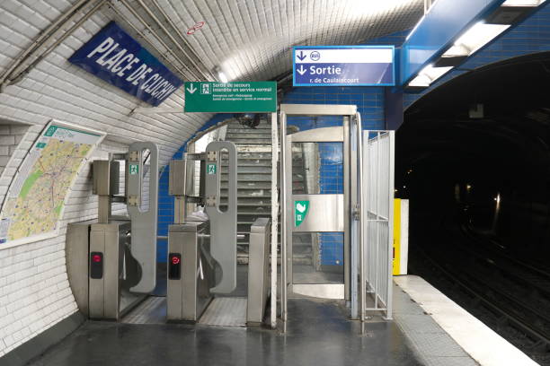 フランス、パリの地下鉄 place de clichy 駅 - paris metro train ストックフォトと画像
