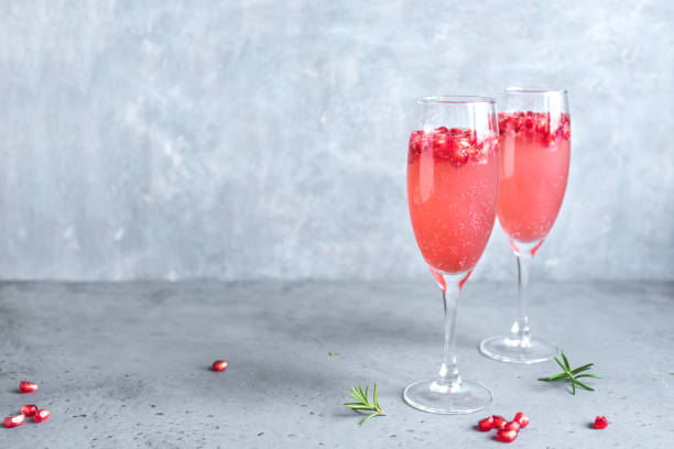 гранат мимоза коктейль - pink champagne стоковые фото и изображения