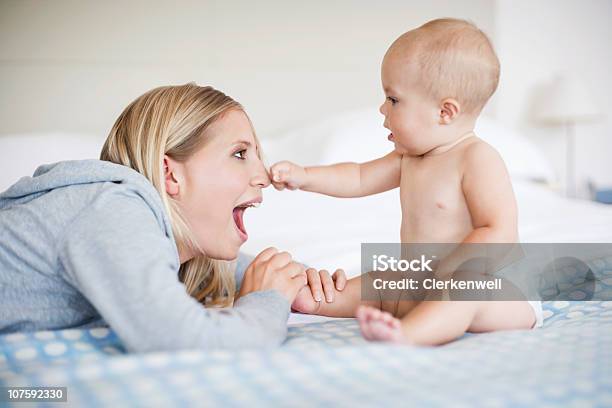 Foto de Menino Bebê Segurando Mães Nose e mais fotos de stock de 25-30 Anos - 25-30 Anos, 6-11 meses, Admiração