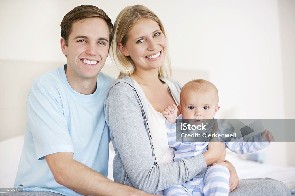 Retrato de um feliz pais segurando baby boy (6-11 meses - Royalty-free 25-29 Anos Foto de stock