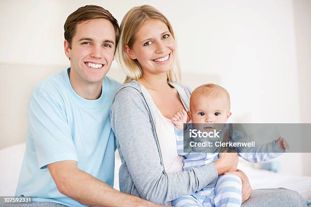 Retrato De Um Feliz Pais Segurando Baby Boy 611 Meses - Fotografias de stock e mais imagens de 25-29 Anos