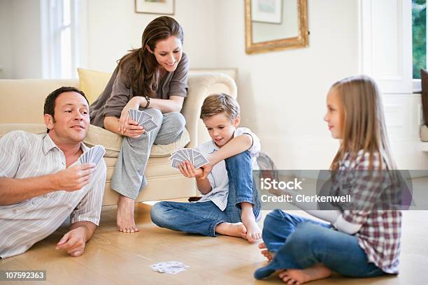 Padres Con Niños Naipes En La Sala De Estar Foto de stock y más banco de imágenes de Carta - Naipe - Carta - Naipe, Juegos, Hija