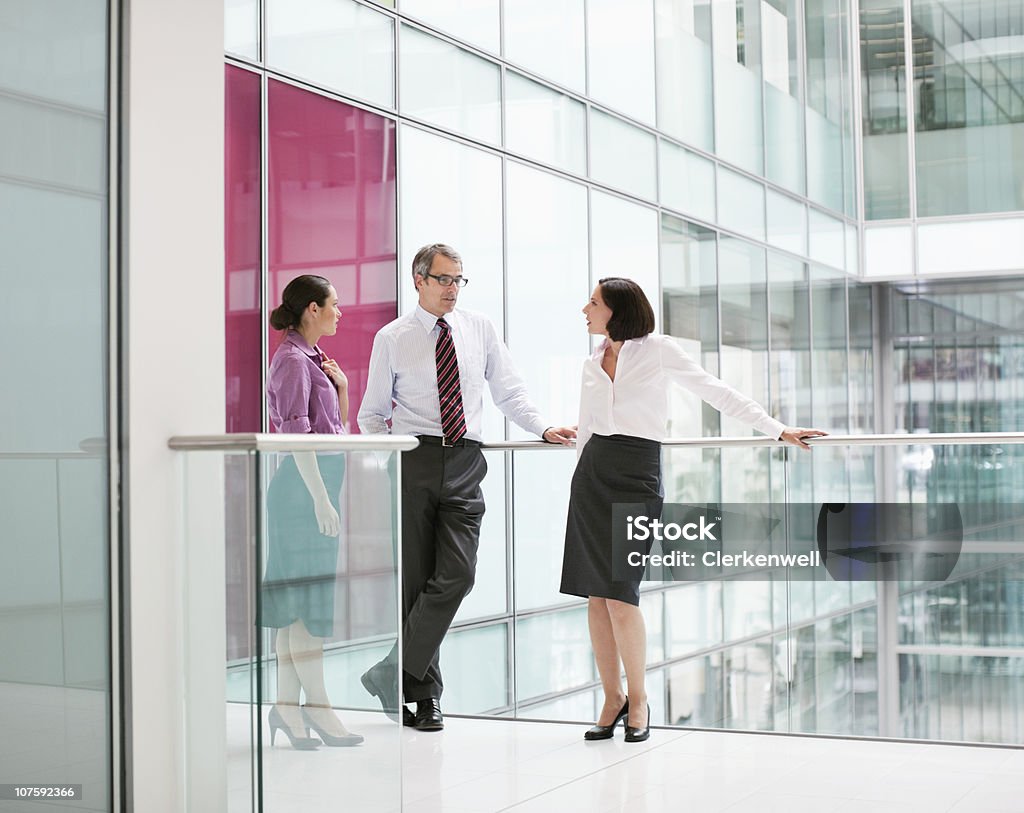 Drei Geschäftsleute sprechen im Büro-lobby - Lizenzfrei 25-29 Jahre Stock-Foto