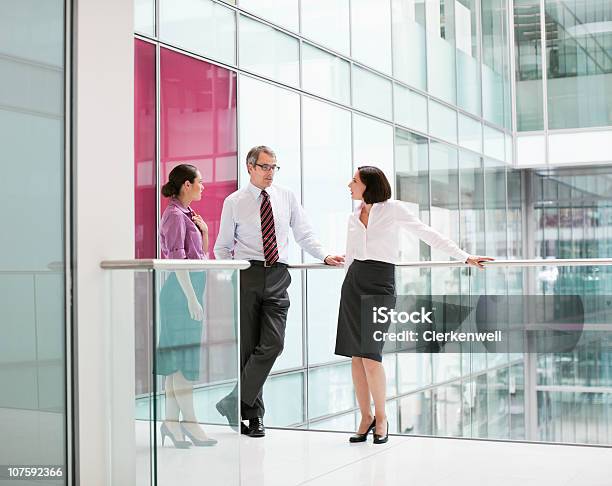 Drei Geschäftsleute Sprechen Im Bürolobby Stockfoto und mehr Bilder von 25-29 Jahre - 25-29 Jahre, 45-49 Jahre, 50-54 Jahre