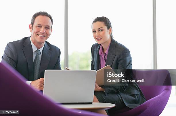 Foto de Retrato De Sorrindo Executivos De Negócios Com O Laptop No Escritório Ca e mais fotos de stock de Olhar para a Câmera