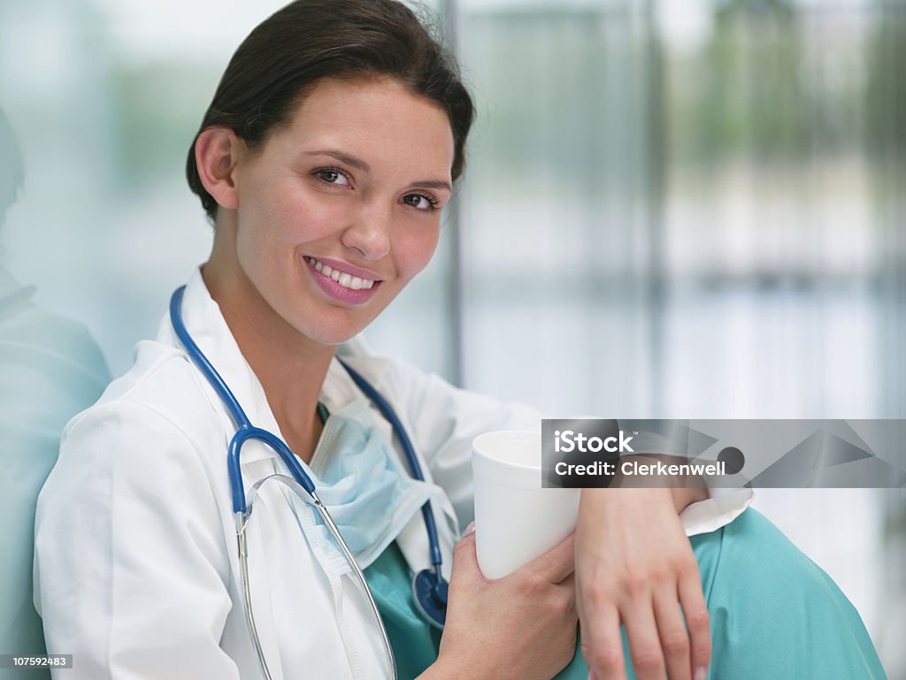 Close-up de um sorridente enfermeira com uma xícara de café " - Foto de stock de 25-30 Anos royalty-free