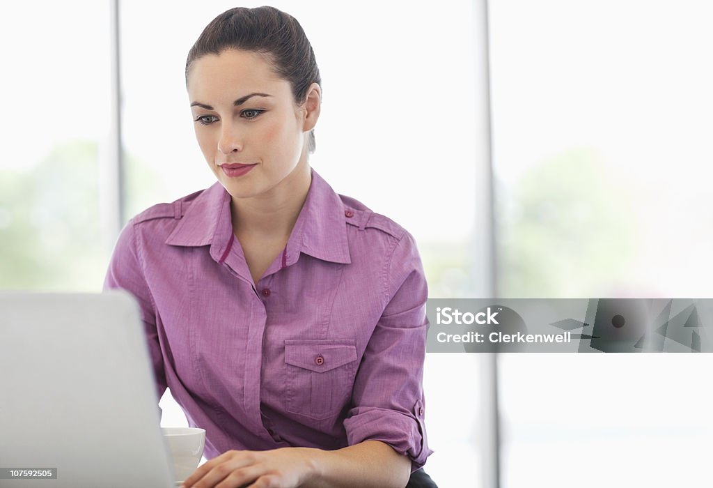 Bela Empresária trabalhando com o laptop no escritório, cafeteria - Foto de stock de 25-30 Anos royalty-free