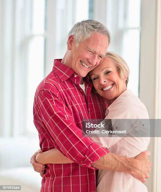 Casal Feliz Abraçar Cada Outros - Fotografias de stock e mais imagens de 55-59 anos - 55-59 anos, 60-64 anos, Abraçar