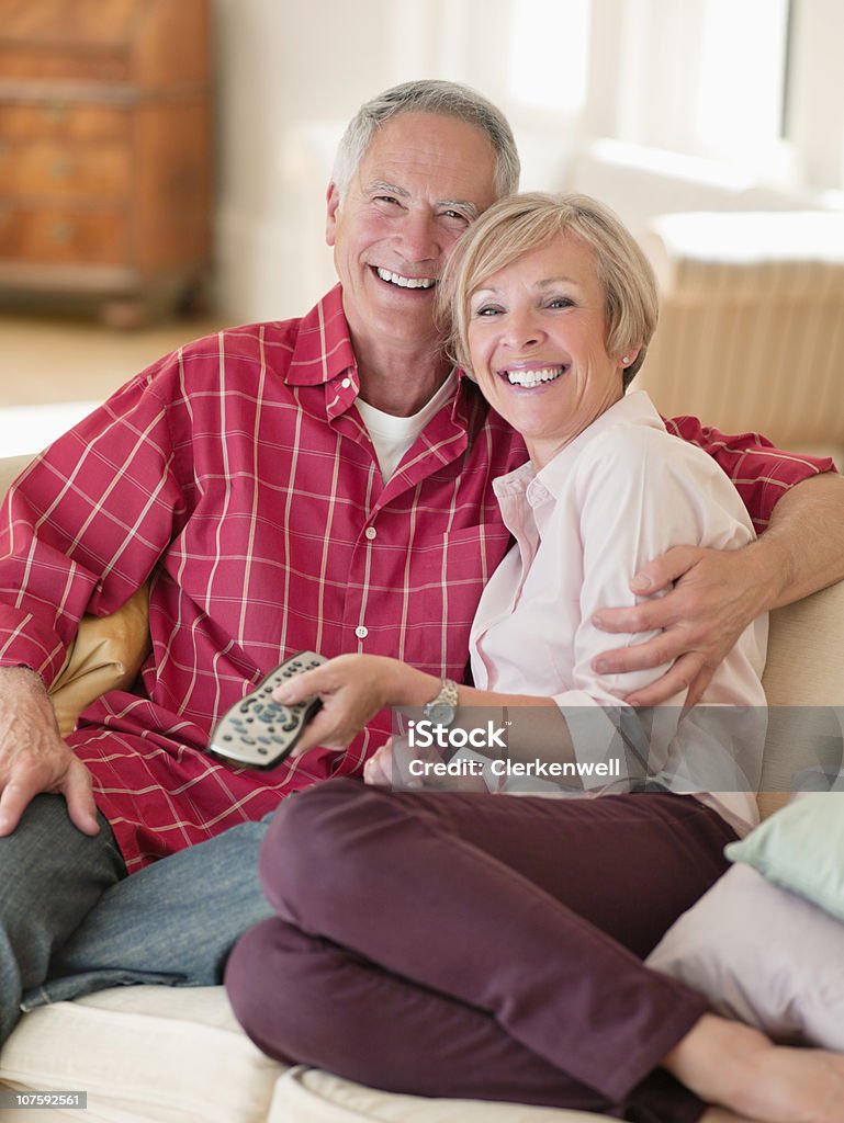 Portrait d'un couple souriant, regarder la télévision - Photo de 55-59 ans libre de droits