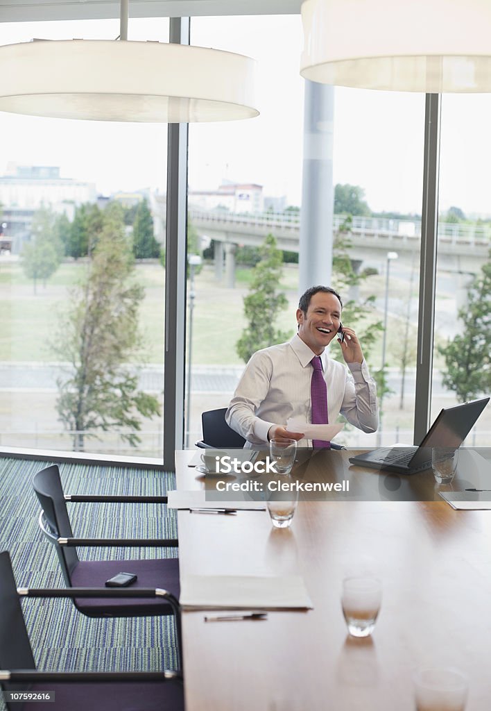 Sorridente Empresário falando no telefone móvel com computador portátil em confe - Royalty-free 30-34 Anos Foto de stock