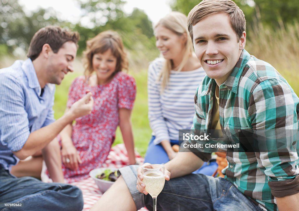 Grupo prazer de amigos desfrutando de um piquenique no parque - Foto de stock de 25-30 Anos royalty-free